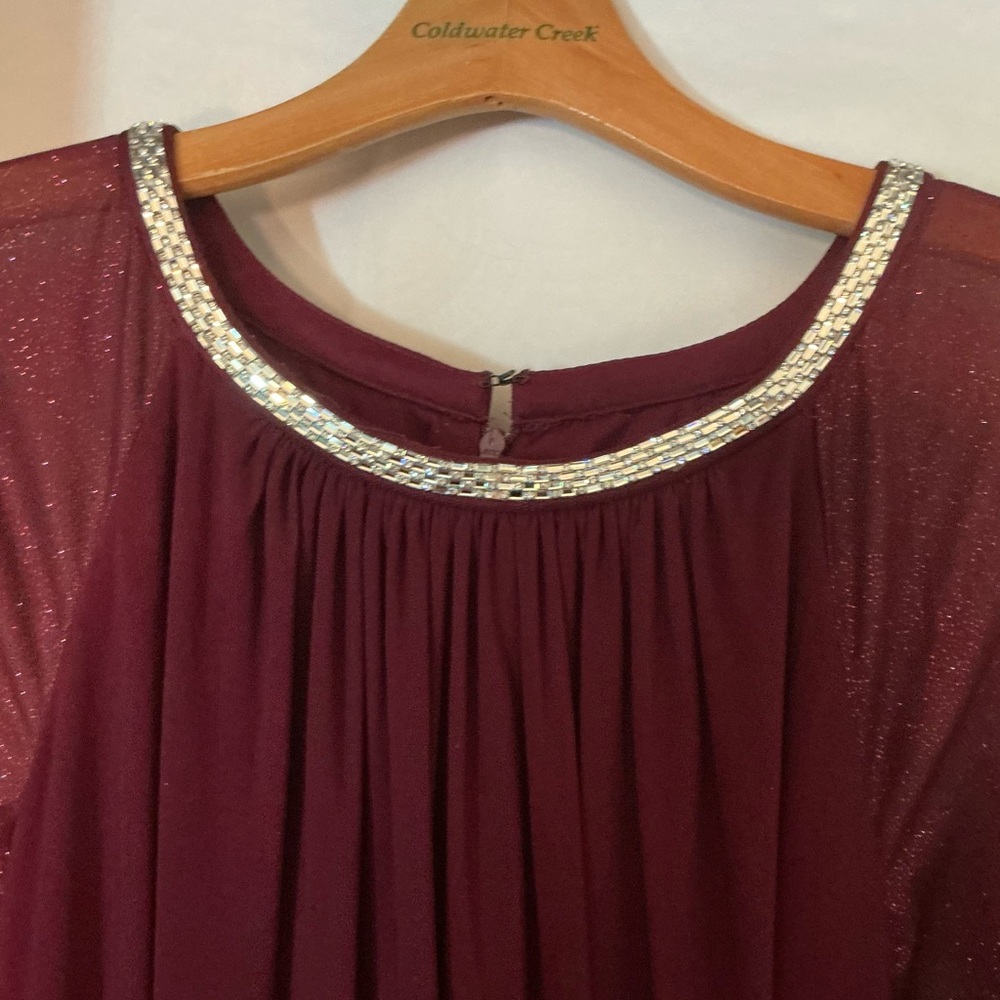 Elegant Burgundy sleeveless Evening Dress with glittery cape - Picture 5 of 7